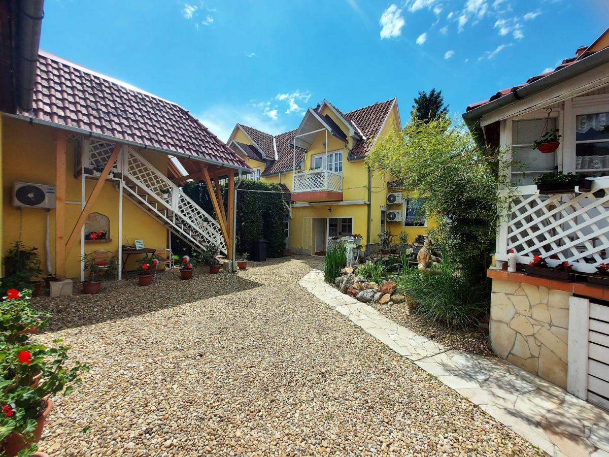 Castello Vendég és Apartmanház Eger Exterior foto