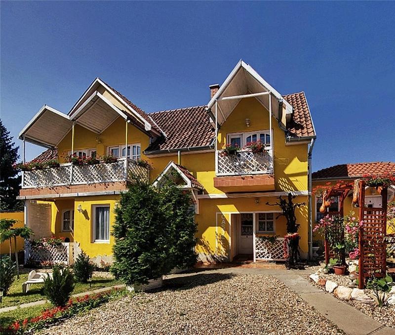 Castello Vendég és Apartmanház Eger Exterior foto